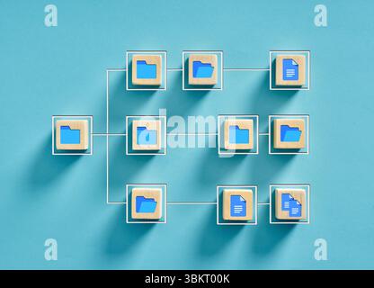 Hölzerne Würfel mit einer Datenbaumstruktur, die die Organisation von Dateien und Ordnern darstellt und die Datenverwaltung symbolisiert Stockfoto