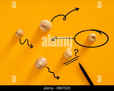 Geschäftsstrategieplanung mit Holzschachfiguren und einem Marker, der Problemlösung, Entscheidungsfindung und neue Ideen repräsentiert Stockfoto