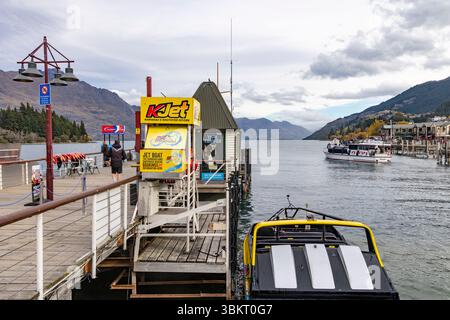 Jetbootfahrt Queenstown, KJet-Buchung und Abfahrtsort am Hauptstadtpier von Queenstown über Lake Wakatipu, Otago, Südinsel, Neuseeland Stockfoto