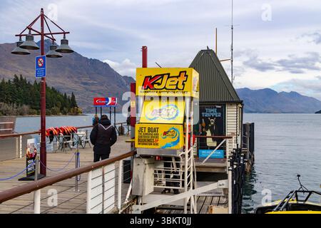 Jetbootfahrt Queenstown, KJet-Buchung und Abfahrtsort auf Queenstown Wharf über Lake Wakatipu, Otago, Südinsel, Neuseeland Stockfoto