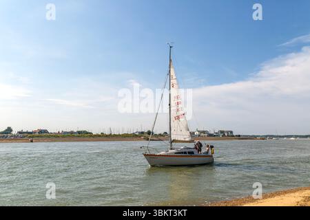 Segelyacht an der Mündung des Flusses Deben, Bawdsey Quay, Suffolk, England, Großbritannien Stockfoto