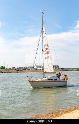 Segelyacht an der Mündung des Flusses Deben, Bawdsey Quay, Suffolk, England, Großbritannien Stockfoto
