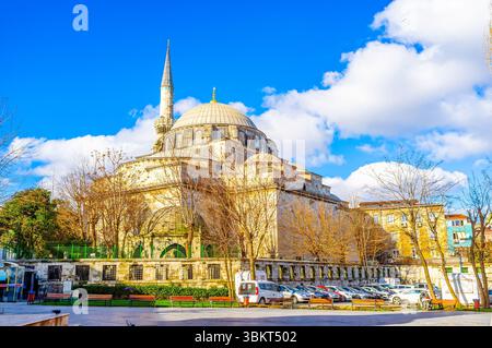 ISTANBUL, TÜRKEI - 13. JANUAR 2015: Die Gazi Atik Ali Pascha Moschee ist die mittelalterliche Moschee neben dem Großen Basar im Bezirk Fatih Stockfoto