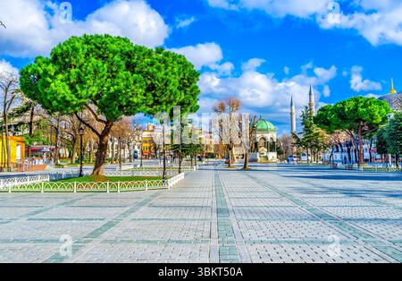 Sultanahmet Meydani ist der alte Platz, der früher als Hippodrom bekannt ist und viele alte und Medeival-Wahrzeichen in Istanbul, Türkei bietet Stockfoto