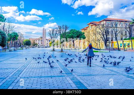 Die Tauben auf dem Sultanahmet-Platz (hippodrom) und zwei Obelisken, Istanbul, Türkei. Stockfoto