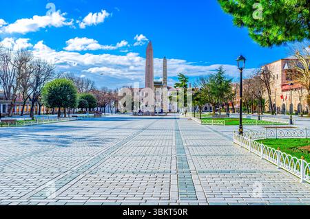 Sultanahmet Meydani ist der alte Platz, der früher als Hippodrom mit zwei alten Obelisken bekannt ist, Istanbul, Türkei Stockfoto