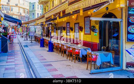 ISTANBUL, TÜRKEI - 13. JANUAR 2015: Die angenehmen Sitzplätze im Freien des Restaurants im Viertel Fatih, am 13. Januar in Istanbul, Türkei Stockfoto