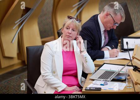 Edinburgh Schottland, Vereinigtes Königreich 18. Juni 2025. Kabinettssekretärin für Finanzen und lokale Regierung Shona Robison MSP und Minister für öffentliche Finanzen Ivan McKee MSP im schottischen Parlament. Credit sst/alamy Live News Stockfoto