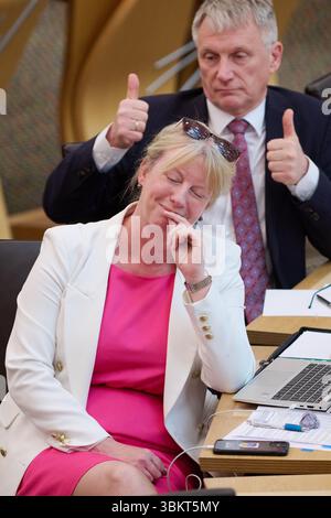 Edinburgh Schottland, Vereinigtes Königreich 18. Juni 2025. Kabinettssekretärin für Finanzen und lokale Regierung Shona Robison MSP und Minister für öffentliche Finanzen Ivan McKee MSP im schottischen Parlament. Credit sst/alamy Live News Stockfoto