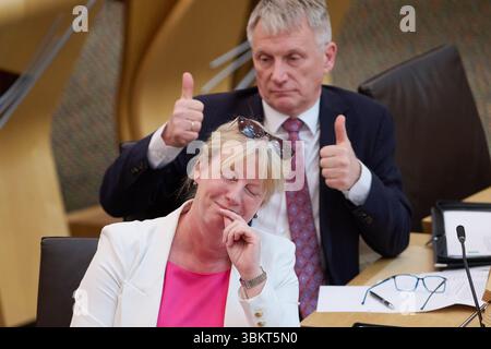 Edinburgh Schottland, Vereinigtes Königreich 18. Juni 2025. Kabinettssekretärin für Finanzen und lokale Regierung Shona Robison MSP und Minister für öffentliche Finanzen Ivan McKee MSP im schottischen Parlament. Credit sst/alamy Live News Stockfoto