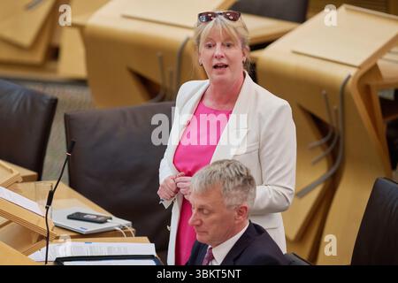 Edinburgh Schottland, Vereinigtes Königreich 18. Juni 2025. Kabinettssekretärin für Finanzen und lokale Regierung Shona Robison MSP und Minister für öffentliche Finanzen Ivan McKee MSP im schottischen Parlament. Credit sst/alamy Live News Stockfoto