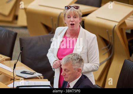 Edinburgh Schottland, Vereinigtes Königreich 18. Juni 2025. Kabinettssekretärin für Finanzen und lokale Regierung Shona Robison MSP und Minister für öffentliche Finanzen Ivan McKee MSP im schottischen Parlament. Credit sst/alamy Live News Stockfoto