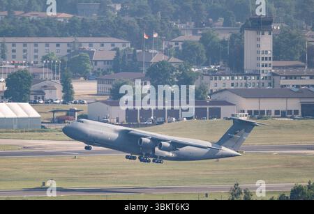 Landstuhl, Deutschland. Juni 2025. Ein Transportflugzeug der US Air Force C5 Galaxy startet vom Luftwaffenstützpunkt Ramstein. Quelle: Boris Roessler/dpa/Alamy Live News Stockfoto