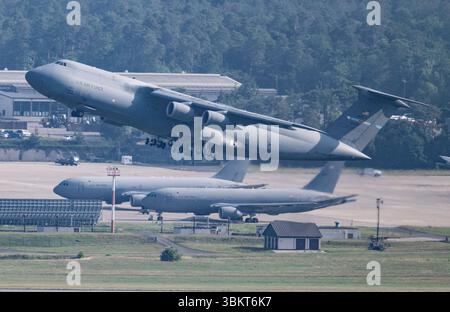 Landstuhl, Deutschland. Juni 2025. Ein Transportflugzeug der US Air Force C5 Galaxy startet vom Luftwaffenstützpunkt Ramstein. Quelle: Boris Roessler/dpa/Alamy Live News Stockfoto