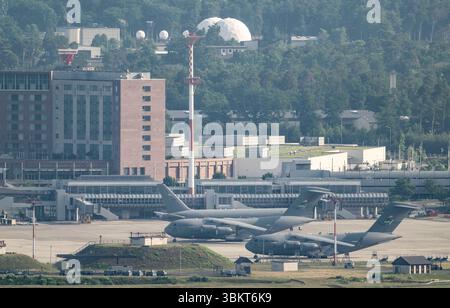 Landstuhl, Deutschland. Juni 2025. Die US Air Force transportiert Flugzeuge auf dem Vorfeld des Luftwaffenstützpunktes Ramstein. Quelle: Boris Roessler/dpa/Alamy Live News Stockfoto