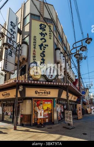 Wütender Küchencharakter von Daruma Kushikatsu, einem berühmten frittierten Restaurant in Shinsekai, Tennoji, Osaka, Japan Stockfoto