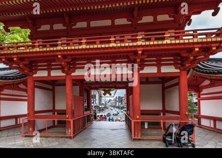 Yasaka Jinja Nishiromon Gate, Eintritt zum Yasaka-Schrein, einem schintoistischen Schrein im Higashiyama-Viertel von Kyoto, Japan. Stockfoto