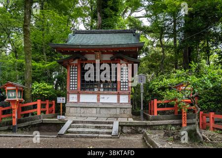 Kleiner Schrein in der Nähe des Yasaka-Schreins in Kyoto, Japan Stockfoto