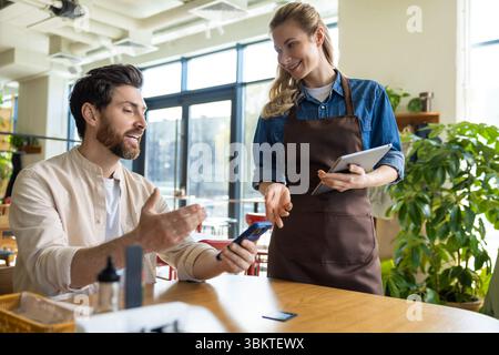 Pizzeria-Mitarbeiter, der vom Kunden bestellt wurde und freundlich aussah Stockfoto