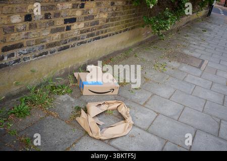 Die Karton- und Papierverpackung einer Amazon Prime Bestellbox, die an eine lokale Adresse geliefert werden sollte, liegt am 20. Juni 2025 in London, England, auf dem Bürgersteig einer Wohnstraße im Süden Londons aufgerissen und entsorgt. Nach Angaben des Versandgeräteunternehmens Quadient verloren mehr als 3,5 Millionen britische Haushalte in den 12 Monaten von Juli 2023 bis August 2024 mindestens eine Lieferung an Diebe. Stockfoto