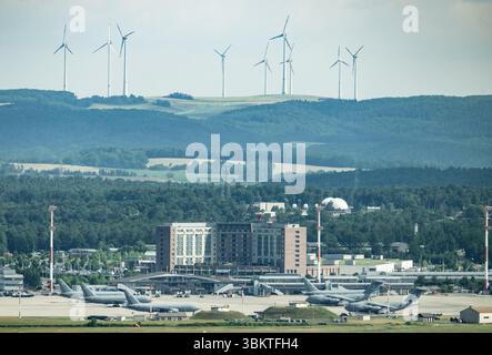 Landstuhl, Deutschland. Juni 2025. Transportflugzeuge und Tankflugzeuge parken auf dem Vorfeld des US-Luftwaffenstützpunktes Ramstein. Quelle: Boris Roessler/dpa/Alamy Live News Stockfoto