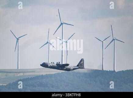Landstuhl, Deutschland. Juni 2025. Ein Transportflugzeug der US Air Force Hercules startet vom Luftwaffenstützpunkt Ramstein. Quelle: Boris Roessler/dpa/Alamy Live News Stockfoto