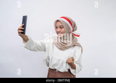 Portrait von jungen asiatischen Menschen unter selfie während Indonesien Independence Day Feier Stockfoto