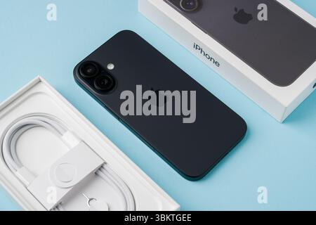 Antalya, Türkei - 15. Juni 2025: Neues iPhone 16 Smartphone und iPhone 16 Box Stockfoto