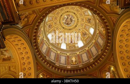 Ungarn, Budapest, Basilika Innenarchitektur Fresken und Dekorationen Stockfoto