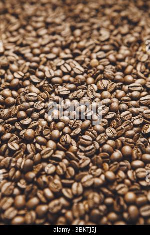 Vertikale Nahansicht gerösteter Kaffeebohnen Stockfoto