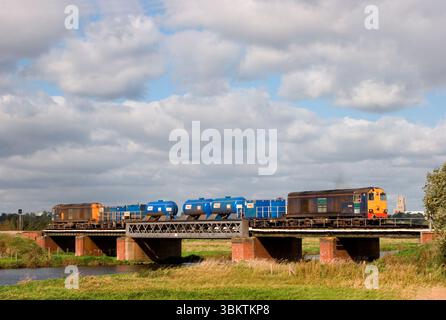 Ein Paar Diesellokomotiven der Baureihe 20 der DRS Nr. 20308 und 20309, die am 7. Oktober 2006 in Ely Dock Junction in einem Bahnkopf-Treatment-Zug eingesetzt wurden. Stockfoto