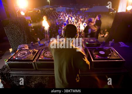 DJ spielt Musik für die große Menge in Toronto, Ontario. Stockfoto