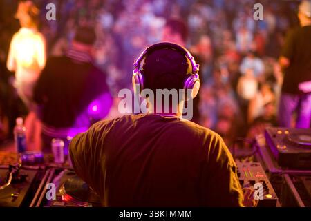 DJ spielt Musik für die große Menge in Toronto, Ontario. Stockfoto