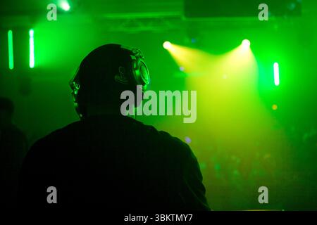 DJ dreht Musik für die große Menge. Stockfoto