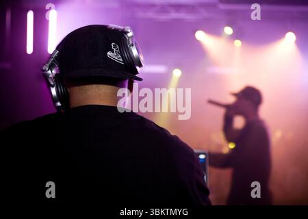 DJ dreht Musik für die große Menge. Stockfoto