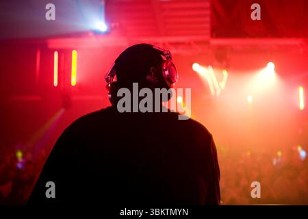 DJ dreht Musik für die große Menge. Stockfoto