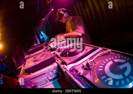 DJ spielt Musik für die große Menge auf einer Outdoor Dance festiva in Toronto, Ontario. Stockfoto