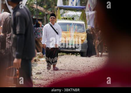 Ein Mann in weißer Tracht steht während des Kirab Budaya Ngabean 2024 in Zentral-Java, Indonesien. Stockfoto