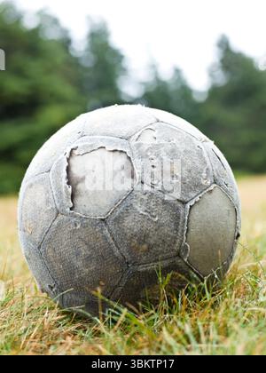 Ein gut getragener Fußball Stockfoto