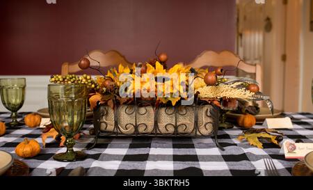 Thanksgiving-Tisch mit Sonnenblumen und Herbstblättern dekoriert Stockfoto