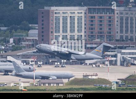 Landstuhl, Deutschland. Juni 2025. Ein Transportflugzeug der US Air Force C-17 Globemaster startet vom Luftwaffenstützpunkt Ramstein. Quelle: Boris Roessler/dpa/Alamy Live News Stockfoto