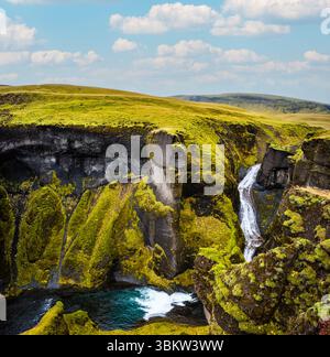 Einzigartige Landschaft von Fjadrargljufur in Island. Top-Touristenziel. Der Fjadrargljufur Canyon ist ein riesiger Canyon, der sich etwa 100 Meter tief in befindet Stockfoto