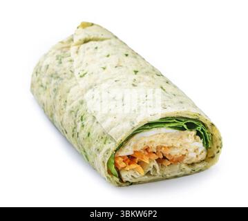 Gesunder Spinatwickel gefüllt mit Thunfisch, Eiern und Karotten isoliert auf weißem Hintergrund Stockfoto