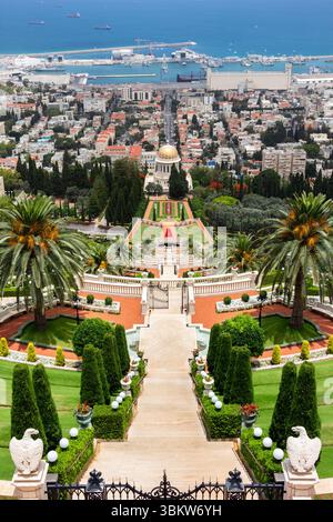 Die Bahai Gärten in der israelischen Stadt Haifa liegen am Hang des Karmel mit Blick auf die Stadt und das Mittelmeer Stockfoto