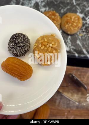Traditionelles türkisches Dessert mit Honig-Sirup, serviert im All-Inclusive-Hotel. Stockfoto