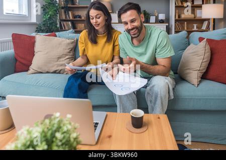 Erfolgreiche junge Geschäftsleute, die im Home Office zusammenarbeiten. Freiberufliches Paar Teamwork Geschäftsmann und Geschäftsfrau Startup Konzept Videoanruf p Stockfoto