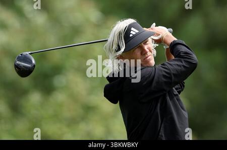 Der ehemalige Premier League-Fußballspieler Jimmy Bullard schlägt beim Open 2025 Regional Qualifying in Rochester und Cobham Park ins erste Loch. Bilddatum: Montag, 23. Juni 2025. Stockfoto