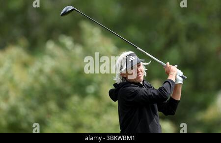 Der ehemalige Premier League-Fußballspieler Jimmy Bullard schlägt beim Open 2025 Regional Qualifying in Rochester und Cobham Park ins erste Loch. Bilddatum: Montag, 23. Juni 2025. Stockfoto