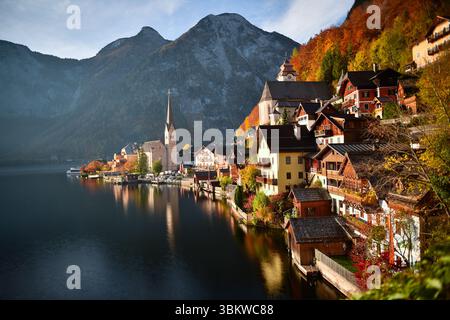 Wunderbarer Herbsttag in Hallstatt, das UNESCO-Weltkulturerbe und eines der schönsten Dörfer der Welt Stockfoto