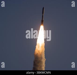 Cape Canaveral, USA. Juni 2025. Am 23. Juni 2025 um 6:54 UHR startet die ULA ihren Atlas V 551 mit Amazon Kuiper 2 Satelliten in die Umlaufbahn von Cape Canaveral Brevard County Florida USA. (Foto: Scott Schilke/SipaUSA) Credit: SIPA USA/Alamy Live News Stockfoto